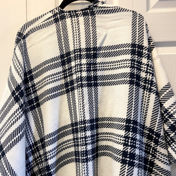 Abercrombie & Fitch Women’s cape/jacket with sleeves & 2 outer pockets. - Picture 5 of 5